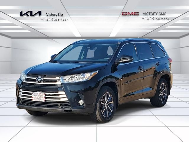 2019 Toyota Highlander XLE in Midnight Black Metallic — front three-quarter view